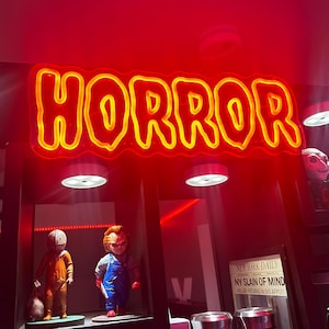 Letreiro de neon de filme de terror, decoração gótica, presente de exibição de sala de cinema para fãs de terror, arte de parede gótica escura, decoração de festa de Halloween assustadora