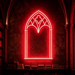 Puede incluir: Un letrero de neón rojo brillante con forma de ventana gótica de arco apuntado. La luminaria presenta un diseño central de cuatrifolio dentro del arco y dos barras laterales verticales, creando un contorno brillante sobre una pared de piedra.