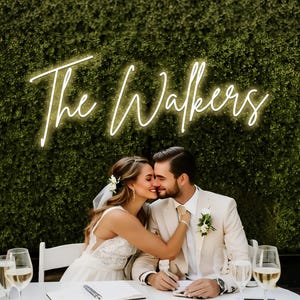 Placa de neon para casamento | Sobrenome personalizado em neon | Presente de casamento | Decoração de casamento | Cenário de grama | Placa de neon com nome de família | Decoração de LED para casa