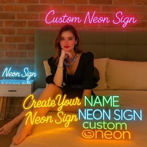 K&ouml;nnte beinhalten: Ein individuelles Neonschild mit dem Text Custom Neon Sign in Pink, Neon Sign in Blau, Create Your Neon Sign in Gelb sowie NAME NEON SIGN custom neon in Gr&uuml;n und Blau, angebracht an einer Ziegelwand und einem Bettkopfteil.