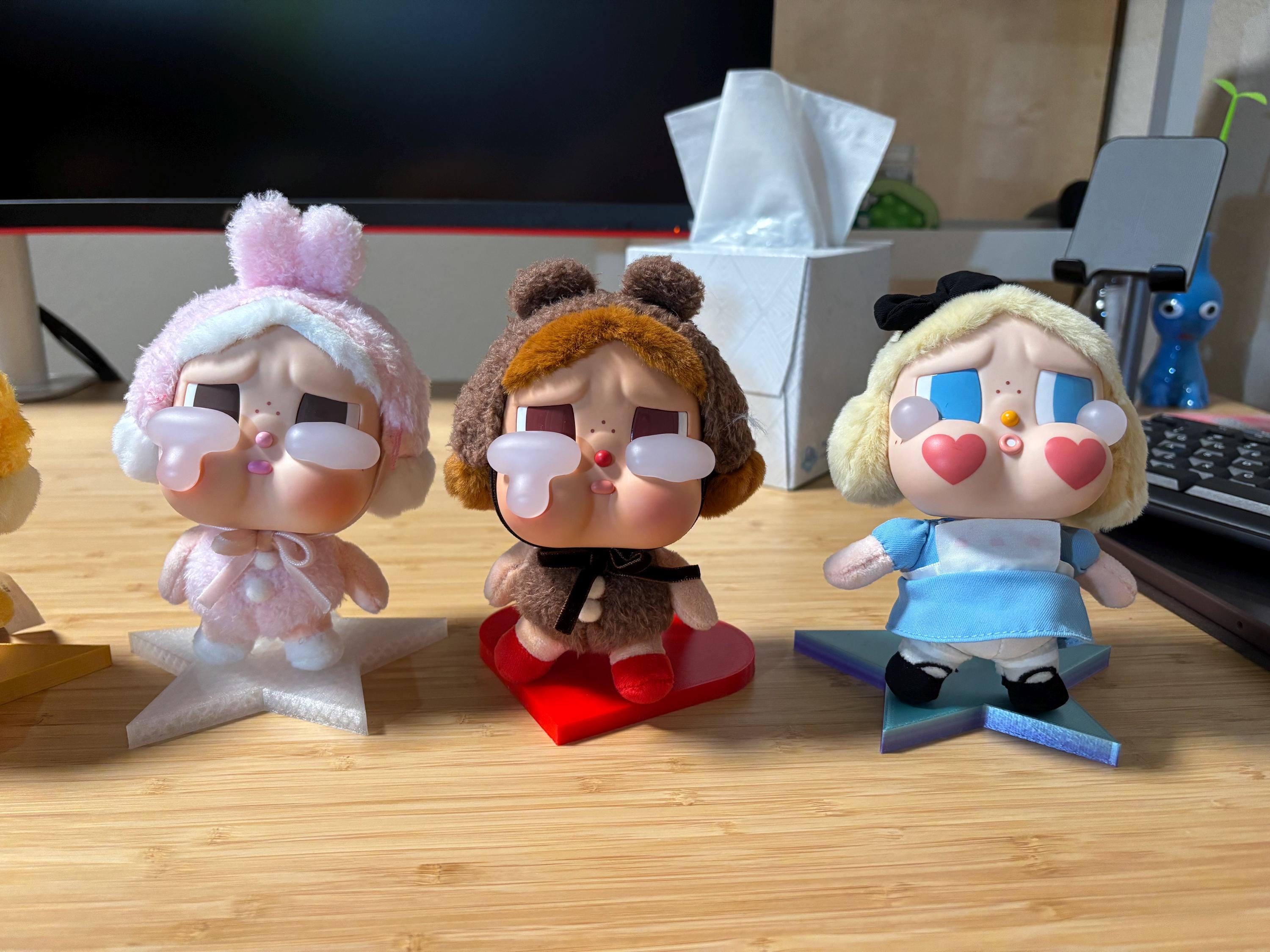 最終値下げクライベイビーLabubu Skullpandaぬいぐるみ フィギュア Labubu Crybaby Skullpanda Popmart Stand - Star, Oval, Heart