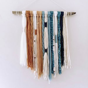Macramé handgemaakt getextureerd garen muurhangend decor - boho cottagecore hippiestijl - kleurrijke kunst