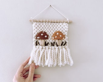 Handbroderad väggbonad med svamp - Svampdesign - Boho Hippie Groovy Style - Hippie & Fransar