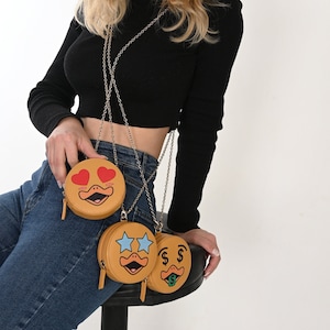 Simpatica borsa a tracolla rotonda in pelle con tracolla a catena rimovibile porta carte porta carte AirPod borsa Kawaii a forma di cuore Emoji anatra