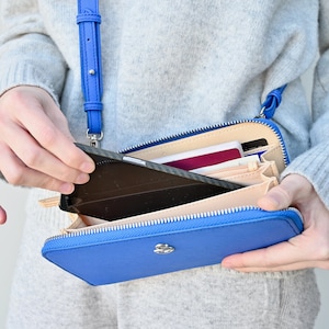 Bolsa tipo carteira para celular com alça removível em azul