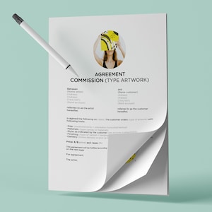 Op de afbeelding: Een wit document getiteld "OVEREENKOMST COMMISSIE (TYPE ARTWORK)" met een pen erop. Het document heeft het gezicht van een vrouw dat gedeeltelijk wordt bedekt door een kunstwerk. Het document ligt op een lichtblauwe ondergrond.