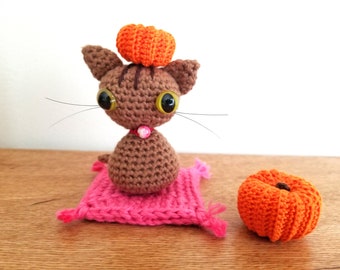 Amigurumi Striped Brown Cat with Pumpkins for Halloween