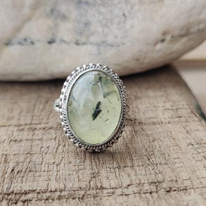 Anel oval de prehnita feito à mão: pedra preciosa de prata esterlina 925