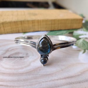 Handmade Labradorite Sterling Silver Bangle: Women&#39;s Gemstone Jewelry