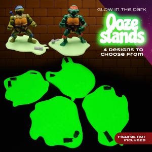 Peut inclure: L'image présente deux figurines de Tortues Ninja sur des socles de glu fluorescents verts. Les socles sont disponibles en quatre modèles et brillent dans le noir. Le texte indique "Glow in the Dark Ooze Stands" et "Figures not included."