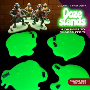 Könnte beinhalten: Leuchtende "Ooze Stands" für Actionfiguren. Das Bild zeigt vier grüne, leuchtende Ooze-Designs mit dem Text "4 Designs zur Auswahl". Die Teenage Mutant Ninja Turtles werden auf den Ständern präsentiert. "Figuren nicht enthalten" wird ebenfalls angezeigt.