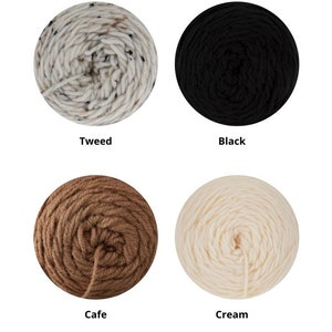 Pu&ograve; includere: Quattro gomitoli di lana in diversi colori: tweed, nero, caff&egrave; e crema.