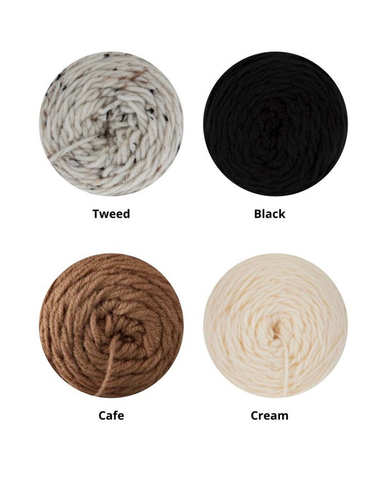 Pu&ograve; includere: Quattro gomitoli di lana in diversi colori: tweed, nero, caff&egrave; e crema.