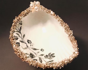 Plato decorativo de conchas con decoupage, diseño floral, decoración costera para el hogar, plato de joyería artesanal con temática playera, decoración de conchas, regalo para ella.