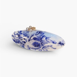 Blue Floral Decoupage Clam Shell – Coastal Cottagecore Jewelry Dish, Ring Dish, Trinket Dish, Coastal Beach Decor, Mothers Day Gift