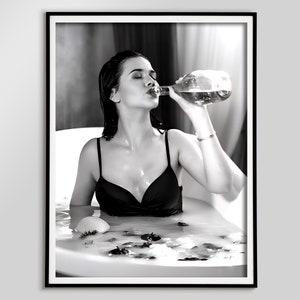 バスタブでワインを飲む女性のプリント、白黒、バスルームの壁アート、フェミニストポスター、バーカートプリント、女性用バスルームの装飾、ワインポスター