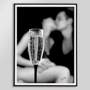 Impresión de pareja besándose en el bar, póster de champán, blanco y negro, foto vintage, impresión de carrito de bar, arte mural de alcohol, decoración romántica para dormitorio