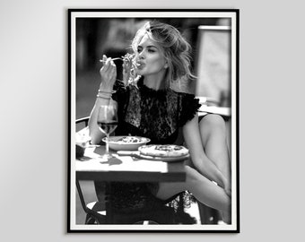 Cartel de mujer italiana comiendo espagueti, 1950, foto vintage en blanco y negro, impresión de pasta, mujer bebiendo vino, arte de pared de cocina, cartel de pasta