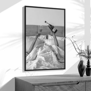 Kobieta Pijąca Wino w Łóżku Plakat, Bar Cart Print, Czarno-biały, Hypebeast Wall Art, Dekoracja Sypialni Dziewczęcej, Pobieranie Cyfrowe, Plakat Y2K