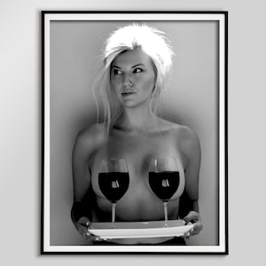 Seksowna kobieta trzymająca kieliszki do wina plakat, wydruk wózka barowego, czarno-biały, sztuka ścienna z alkoholem, plakat koktajlowy, dekoracja pokoju nastolatki, wydruk wina