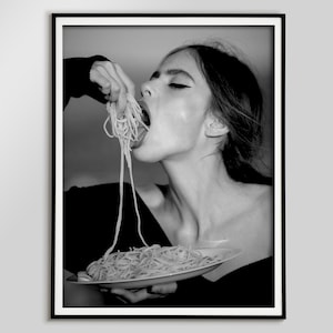 スパゲッティを食べるイタリア人女性のポスター、白黒、ヴィンテージ写真、キッチンプリント、パスタポスター、ダイニングルームの壁アート、レストランの装飾