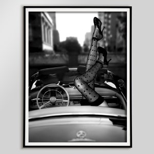 クラシックカーにハイヒールを履いたポスター、白黒、ファッション写真、ヴィンテージプリント、レトロなウォールアート、十代の女の子の部屋の装飾、高級プリント