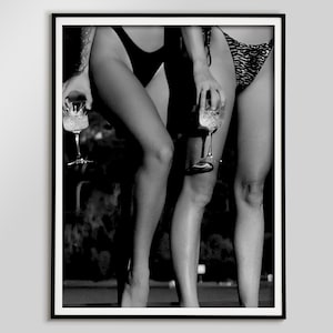 Plakat z kobietami w bikini pijącymi wino, czarno-biały, wydruk na wózku barowym, sztuka ścienna dla nastolatek, dekoracja ścienna do sypialni, sztuka ścienna z alkoholem, wydruk artystyczny