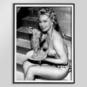 Póster vintage de mujer italiana comiendo pasta, impresión de espaguetis, 1950, impresión fotográfica en blanco y negro, decoración del viejo Hollywood, arte de pared de cocina, lienzo