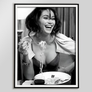 Impresión de mujer comiendo espaguetis, blanco y negro, póster de pasta, impresión fotográfica vintage, arte mural de cocina, decoración de restaurante, fotos antiguas