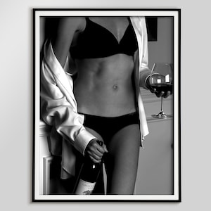 Kobieta w Bikini Trzymająca Wino Plakat, Bar Cart Print, Czarno-biały, Modny Wydruk, Alkohol Ścienny Art, Wystrój Pokoju Dziewczyny Nastolatki, Feministyczny Plakat