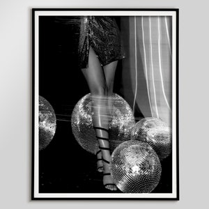 Frau mit Disco Ball im Party Print, schwarz und weiß, Modefotografie, Vintage Wandkunst, Funky Poster, Disco Ball Dekor, Retro Wandkunst