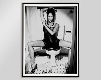 Naomi Campbell Shaving 90s, Vintage Photo, Glam Wall Art, Feminist Wall Art, Bathroom Wall Decor, Naomi Campbell, Wall Art, Home Decor