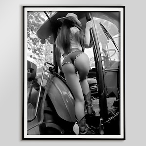 Vintage feministisk konsttryck: Naken kvinna på traktor, svartvitt fotografi (digital nedladdning)