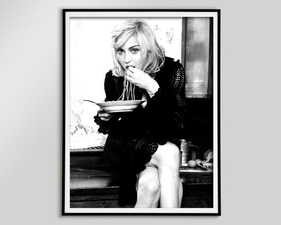 Madonna che mangia spaghetti poster, bianco e nero, stampa vintage