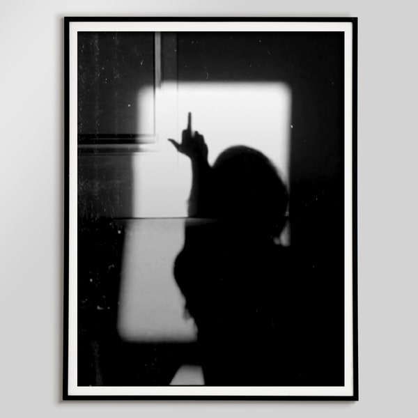 Schaduw van de vrouw middelvinger poster, zwart-wit, feministische print, tienermeisjes slaapkamer kunst aan de muur, esthetische kamer decor, digitale download