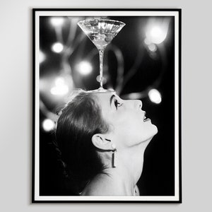 白黒のマティーニポスター、ヴィンテージ写真、マティーニのウォールアート、ワインを飲む女性のプリント、狂騒の20年代、ヴィンテージバーの装飾、デジタルダウンロード