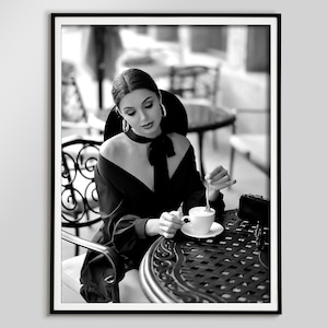 Impresión de una mujer tomando café en París, blanco y negro, fotografía vintage, póster de moda de lujo, decoración de pared para comedor, descarga digital