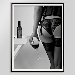 Erotyczna kobieta pijąca wino plakat, czarno-biały, wydruk w stylu vintage bar, seksowna kobieta sztuka ścienna, pokój nastolatki, zmysłowa sztuka sypialni, wydruk wina