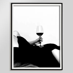ベッドでワインを飲む女性のプリント、Hypebeastのポスター、バーカートのウォールアート、白黒、ファッション写真、アルコール入りウォールアート、バーパブの装飾