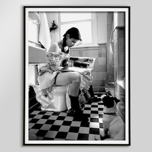 donna che legge, stampa donna che legge, stampa divertente per il bagno, poster divertente con cane, bianco e nero, arte murale per il bagno, poster femminista, bagno per ragazze