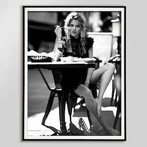 Kobieta jedząca spaghetti plakat, wydruk wózka barowego, czarno-biały, fotografia vintage, sztuka ścienna do kuchni, wystrój jadalni, pobieranie cyfrowe