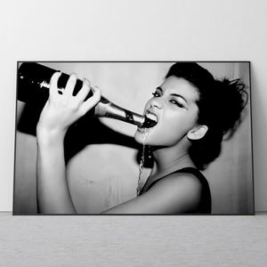 シャンパンを飲む女性のプリント、白黒、ヴィンテージバーの装飾、フェミニストポスター、十代の女の子の部屋の装飾、バーカートのプリント、デジタルダウンロード