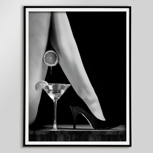 Sexy Legs Squeeze Lemon In Martini Plakat, Czarno-biały, Wydruk na wózku barowym, Fotografia modowa, Dekoracja ścienna do baru w stylu vintage, Sztuka ścienna koktajlowa