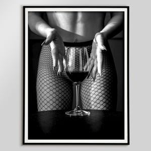 Kobieta trzymająca czerwony kieliszek do wina, wydruk, czarno-biały, plakat feministyczny, wydruk wózka barowego, sztuka ścienna z alkoholem, wystrój pokoju dla nastolatki, seksowna sztuka ścienna