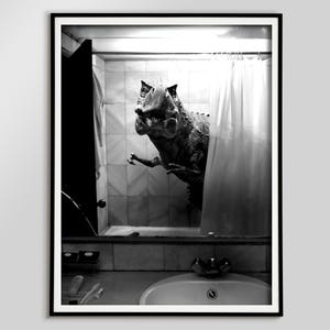 Dinosaurier Badezimmer Poster - Vintage Schwarz und Weiß Restroom Dekor - Horrorfilm Druck