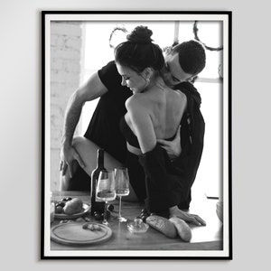 ワインを飲む愛し合うカップルのプリント、白黒、アルコールポスター、ロマンチックな壁アート、寝室ポスター、ヴィンテージバー装飾、キッチン壁アート