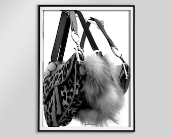 Fotografía digital en blanco y negro de un bolso con estampado de moda Y2K, arte mural vintage para adolescentes, decoración de habitaciones estilo Hypebeast, moda