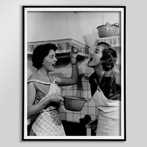 Women Eating Spaghetti in the Kitchen Print, Black and White, Vintage Pasta Poster, Dining Room Wall Art, Restaurant Decor, Digital Download