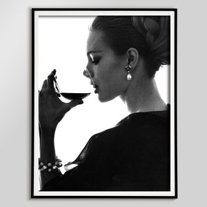 赤ワインを飲む女性のプリント、十代の女の子の部屋の装飾、白黒のヴィンテージ写真、バーカートの壁装飾、ワイン愛好家へのギフト、カクテルの壁アート