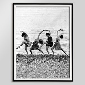 ビーチで踊る女性たちのプリント、ヴィンテージビーチポスター、白黒写真プリント、ミニマルビーチアート、印刷可能なウォールアート、デジタルダウンロード